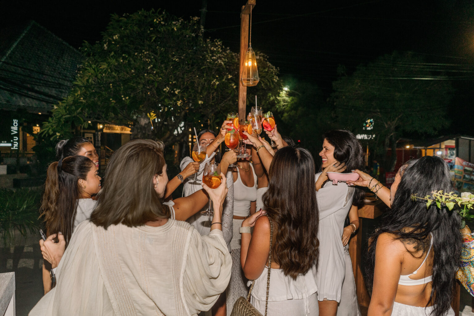 Gruppo di amici che festeggia all'aperto durante la sera