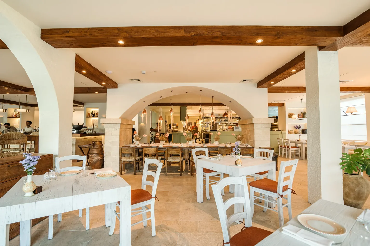 Airy dining room with wooden beams and arches at Zia Tina